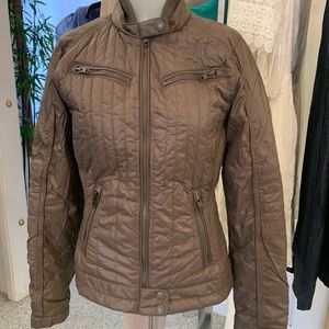 Woman’s Size S North Face quilted jacket in tan - very good condition.